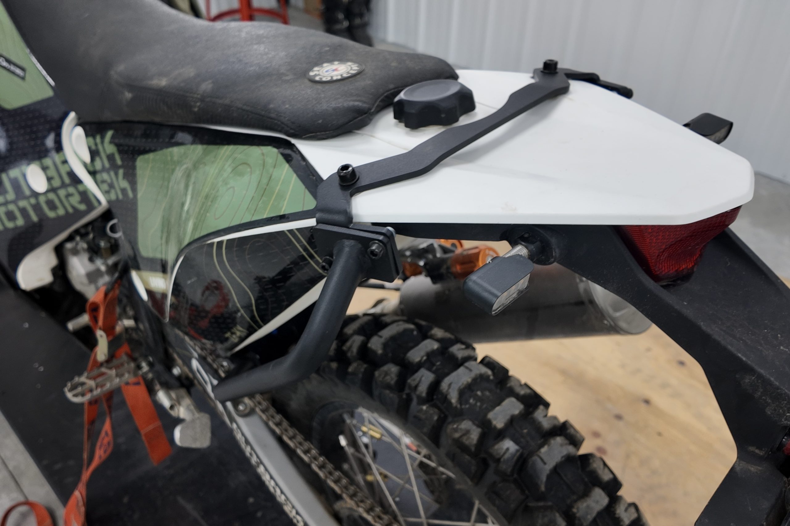 default Kove 450 Rally – Rackless Luggage Support - Image 4