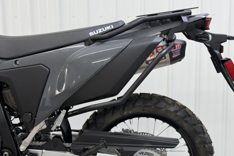 Suzuki DR-Z4S – Rackless Luggage Support - Image 1